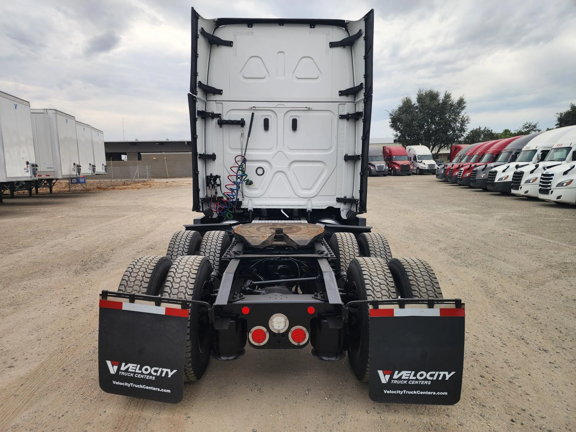 2023 Freightliner Cascadia in Fresno, CA — photo 18