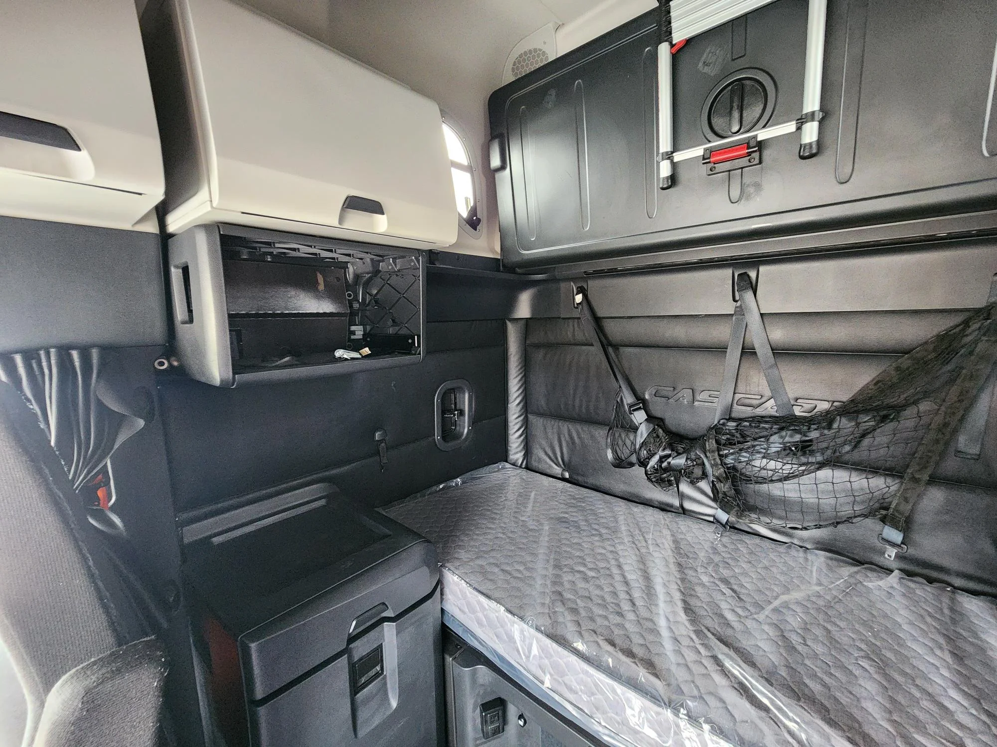 2023 Freightliner Cascadia in Fresno, CA — photo 10