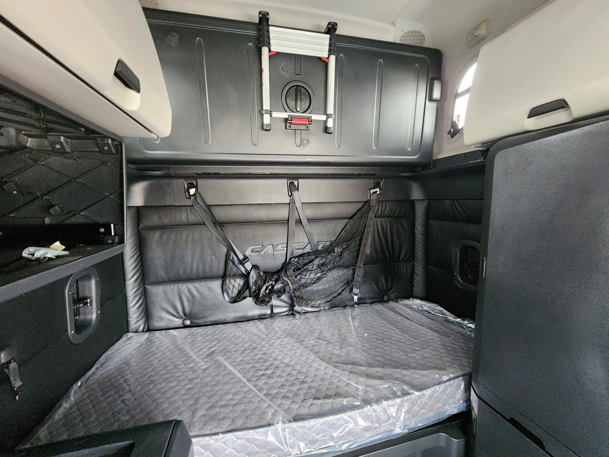 2023 Freightliner Cascadia in Fresno, CA — photo 11