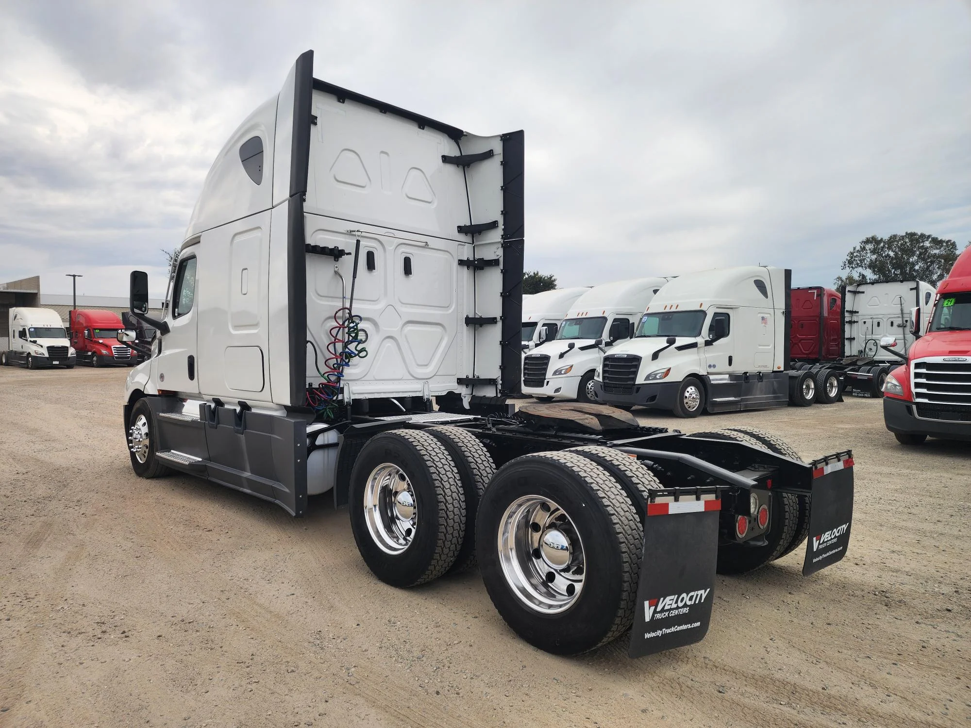 2023 Freightliner Cascadia in Fresno, CA — photo 17
