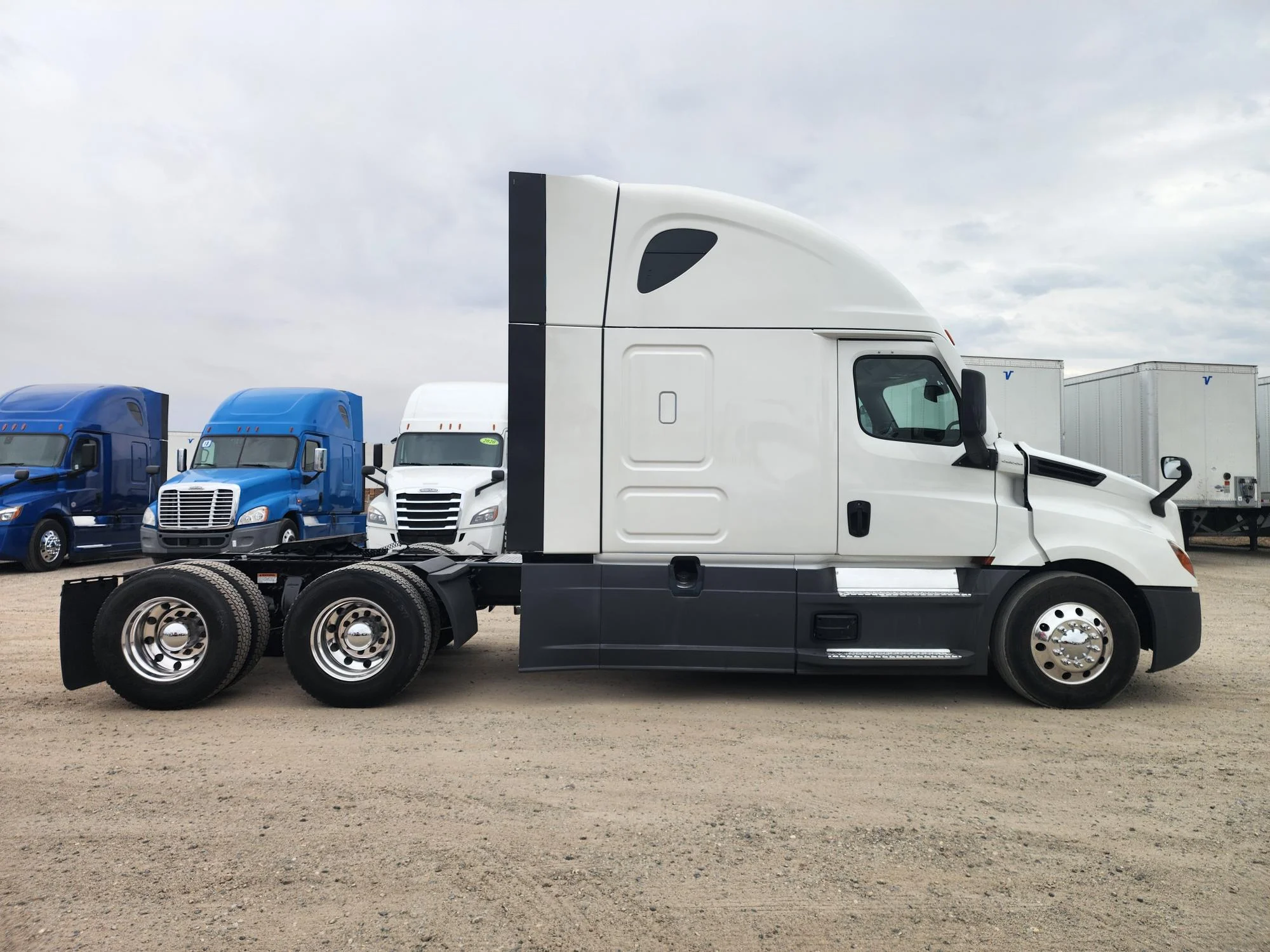 2023 Freightliner Cascadia in Fresno, CA — photo 5