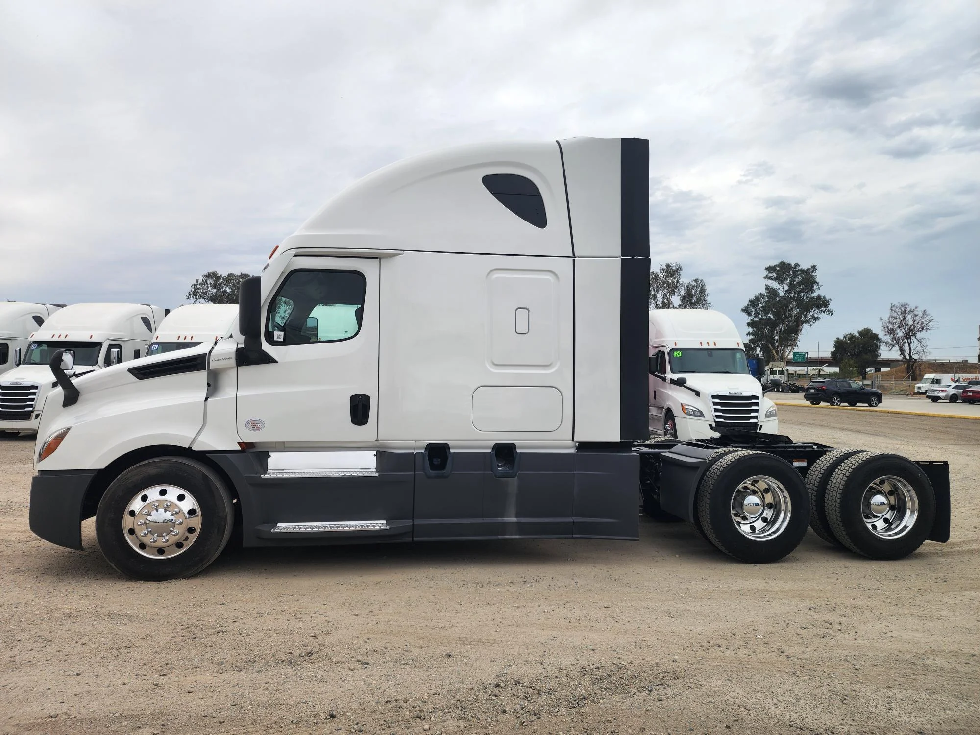 2023 Freightliner Cascadia in Fresno, CA — photo 4