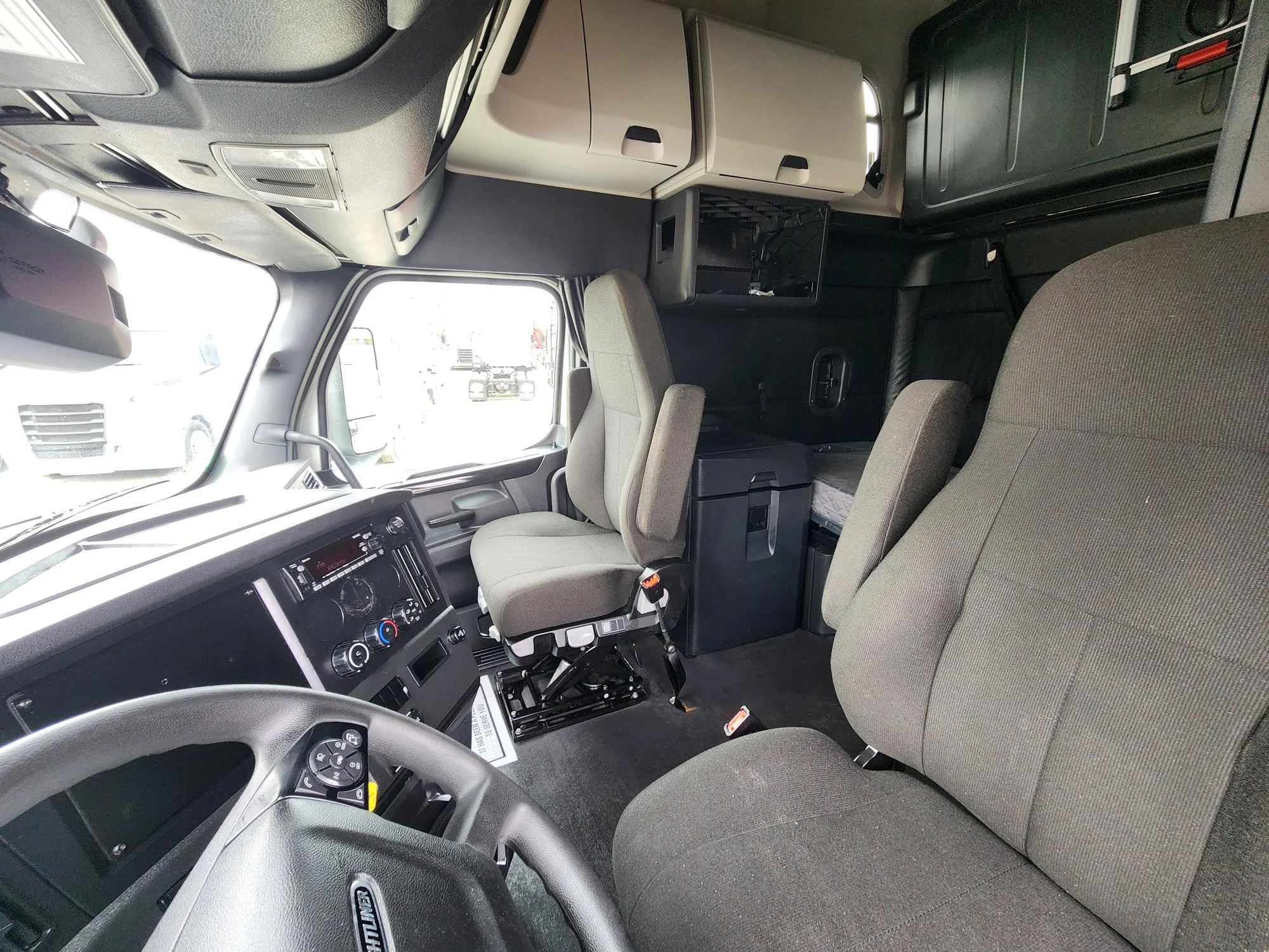 2023 Freightliner Cascadia in Fresno, CA — photo 9