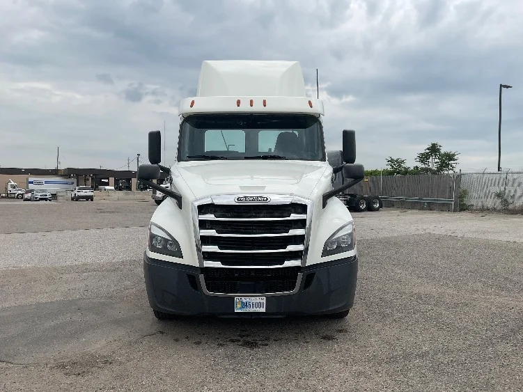 2019 Freightliner Cascadia in Flint, MI — photo 2