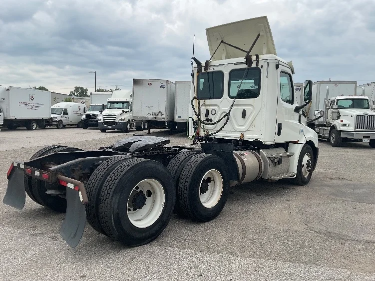 2019 Freightliner Cascadia in Flint, MI — photo 7