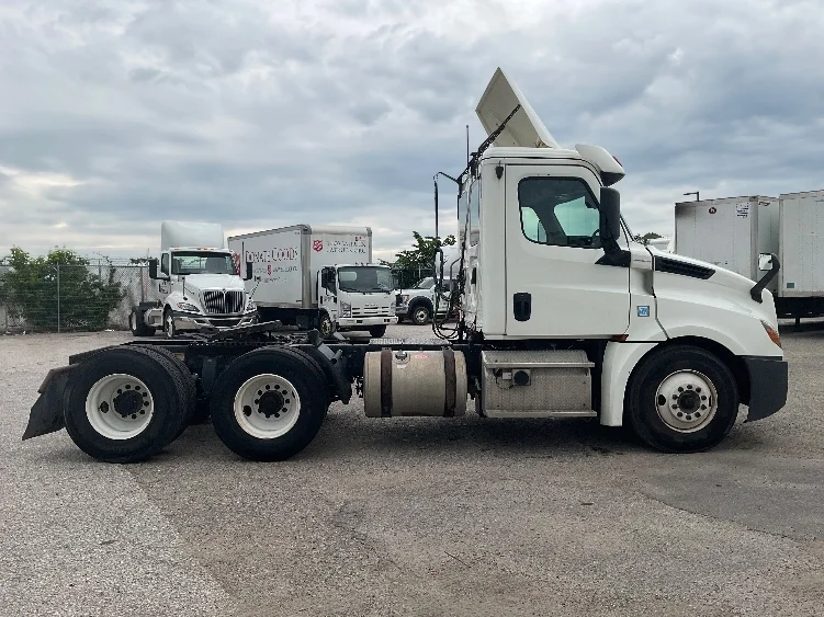 2019 Freightliner Cascadia in Flint, MI — photo 8