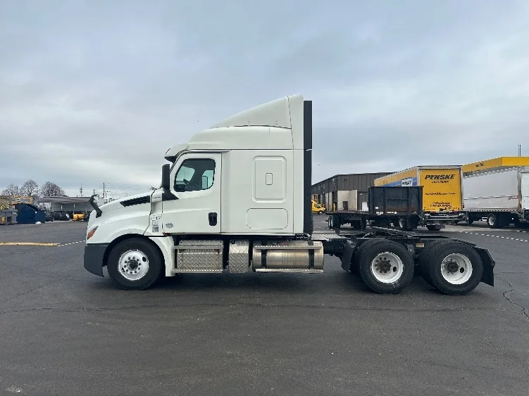 2020 Freightliner Cascadia - image 4