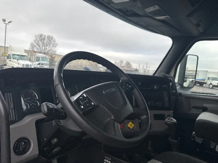2020 Freightliner Cascadia - image 10