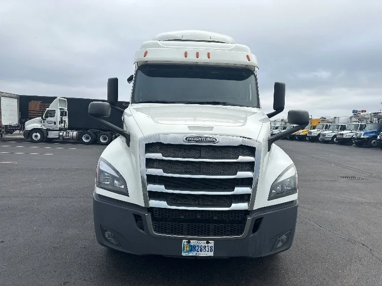 2020 Freightliner Cascadia - image 2