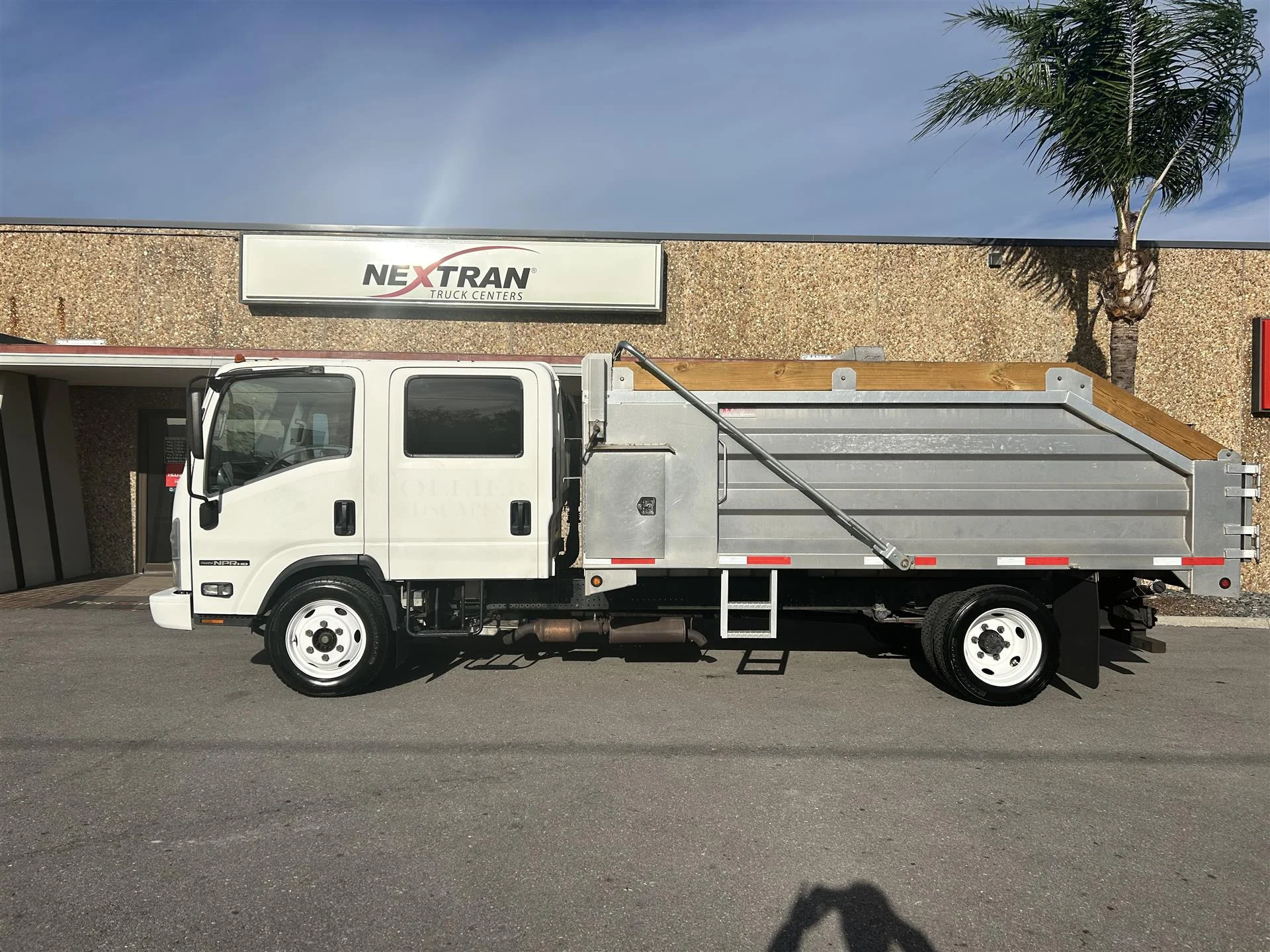 2018 Isuzu NPR in Fort Myers, FL — photo 2