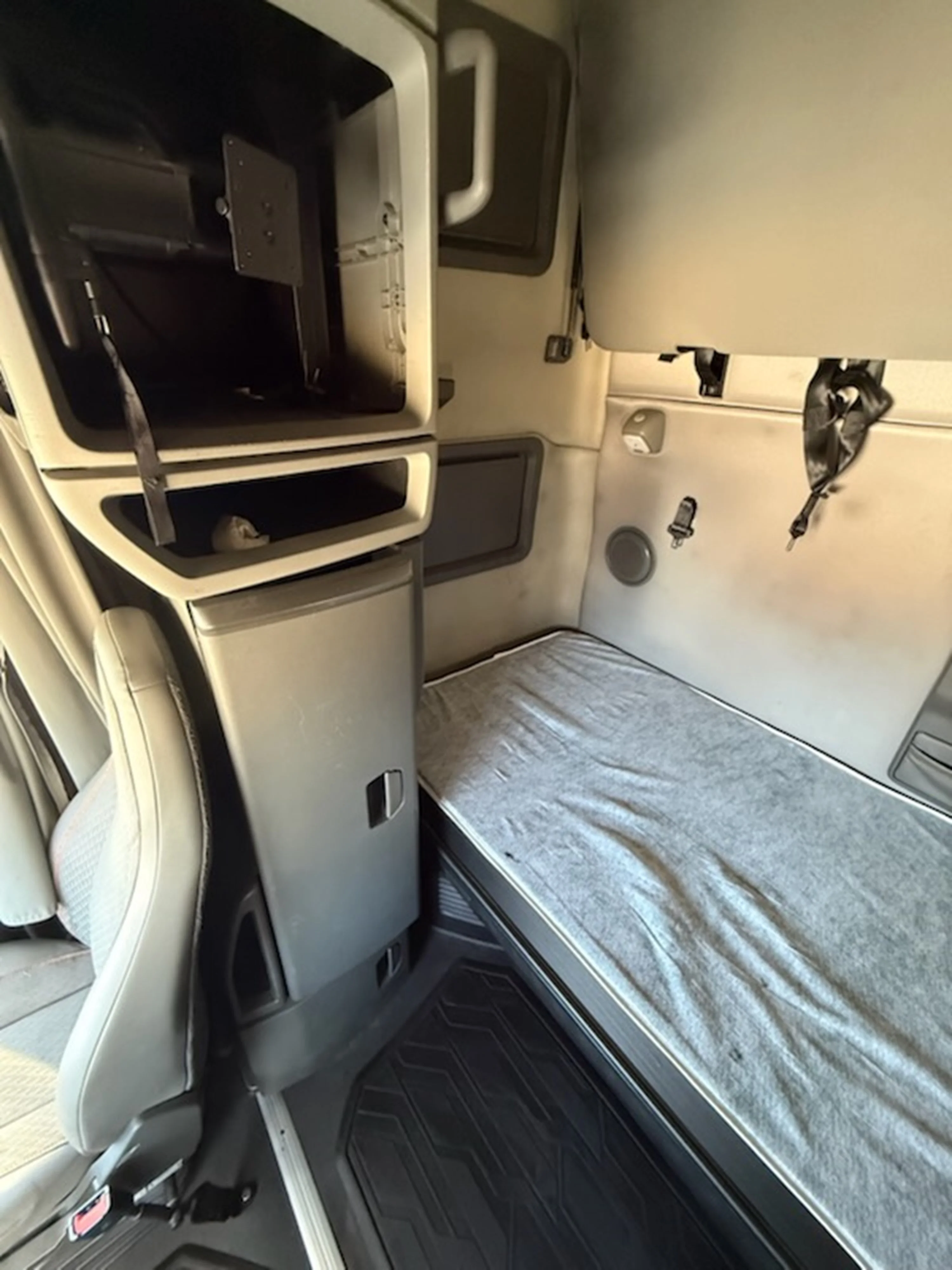 2022 Volvo VNL 760 - image 10