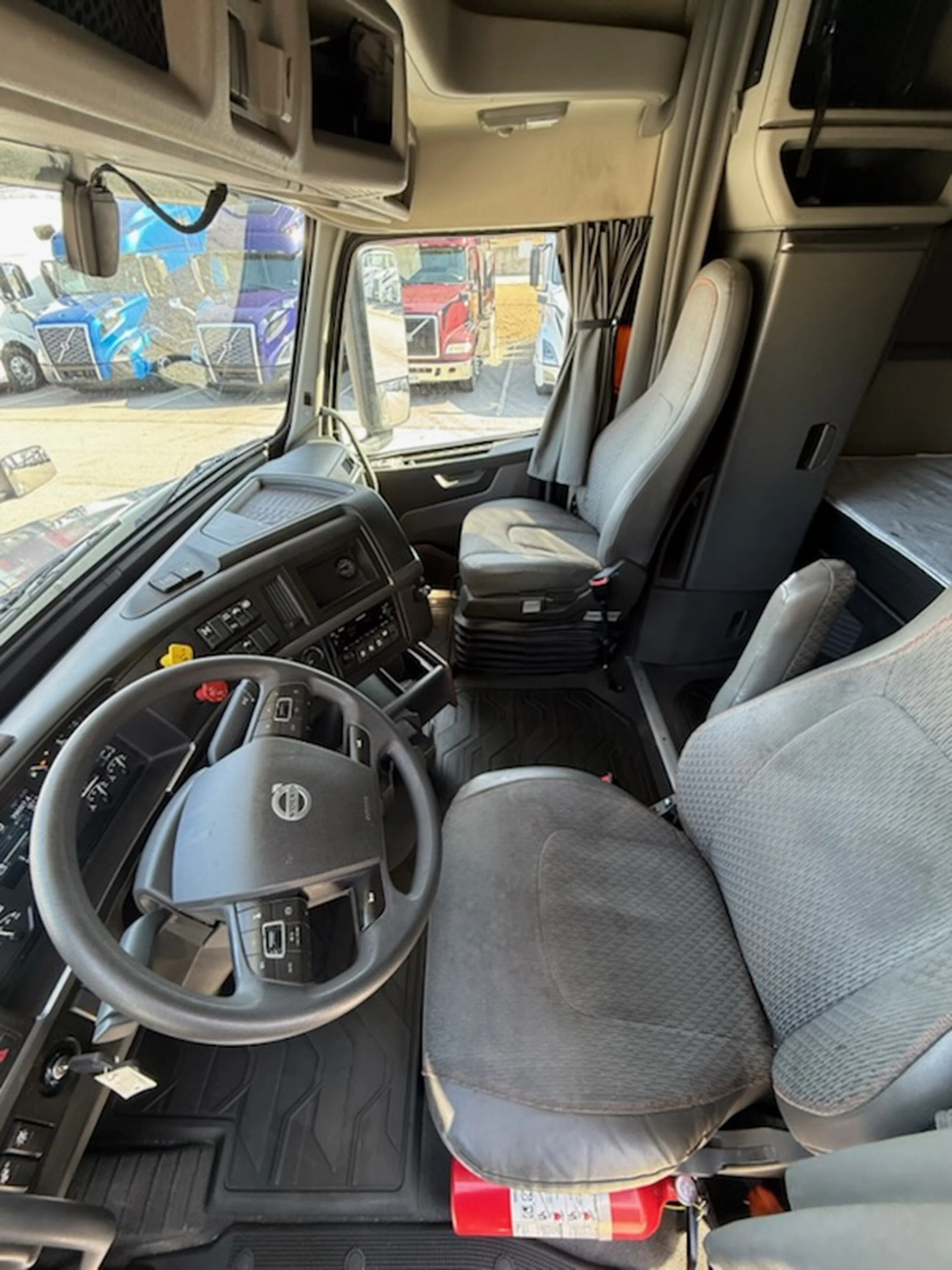 2022 Volvo VNL 760 - image 7