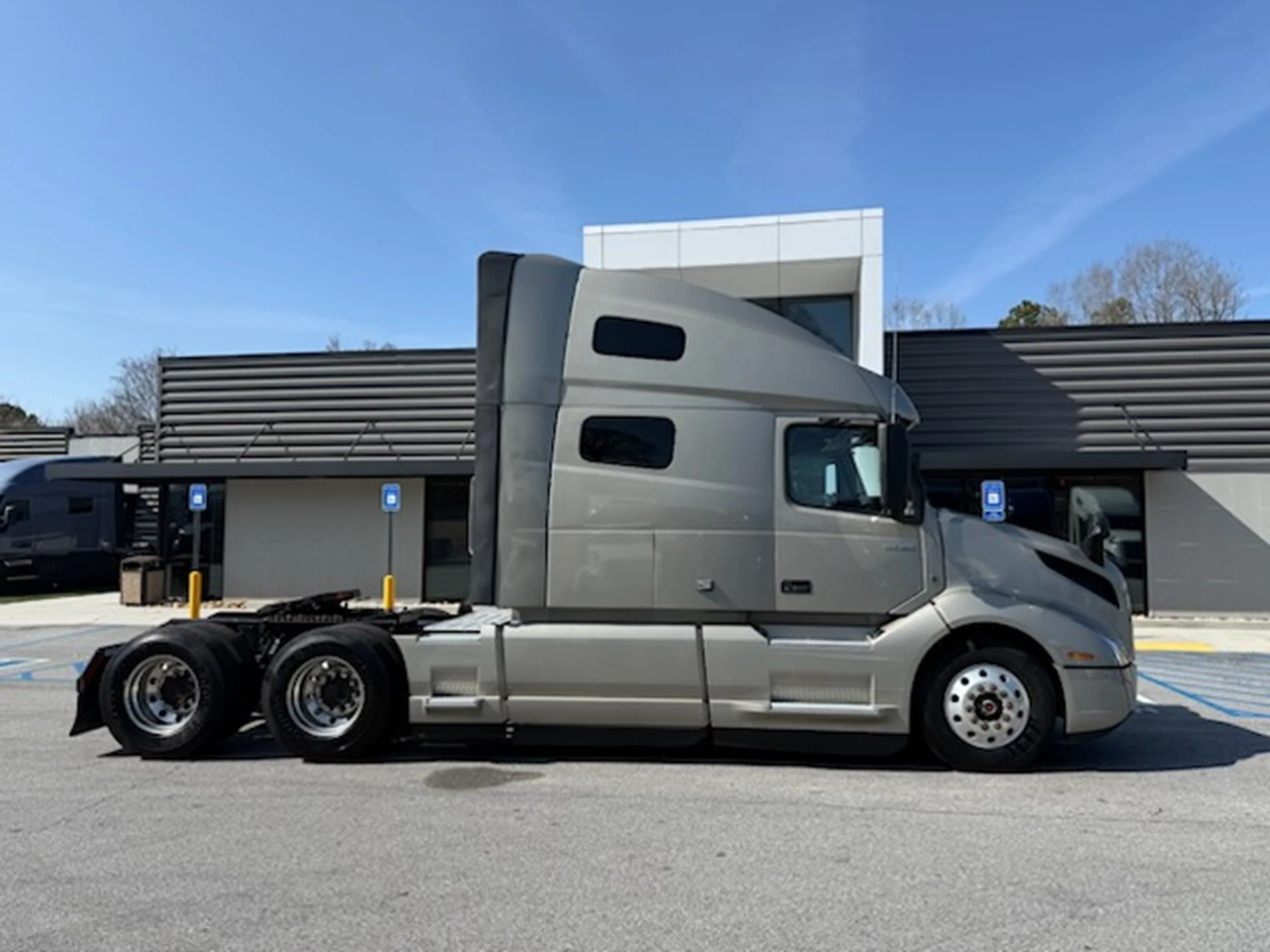 2022 Volvo VNL 760 - image 2