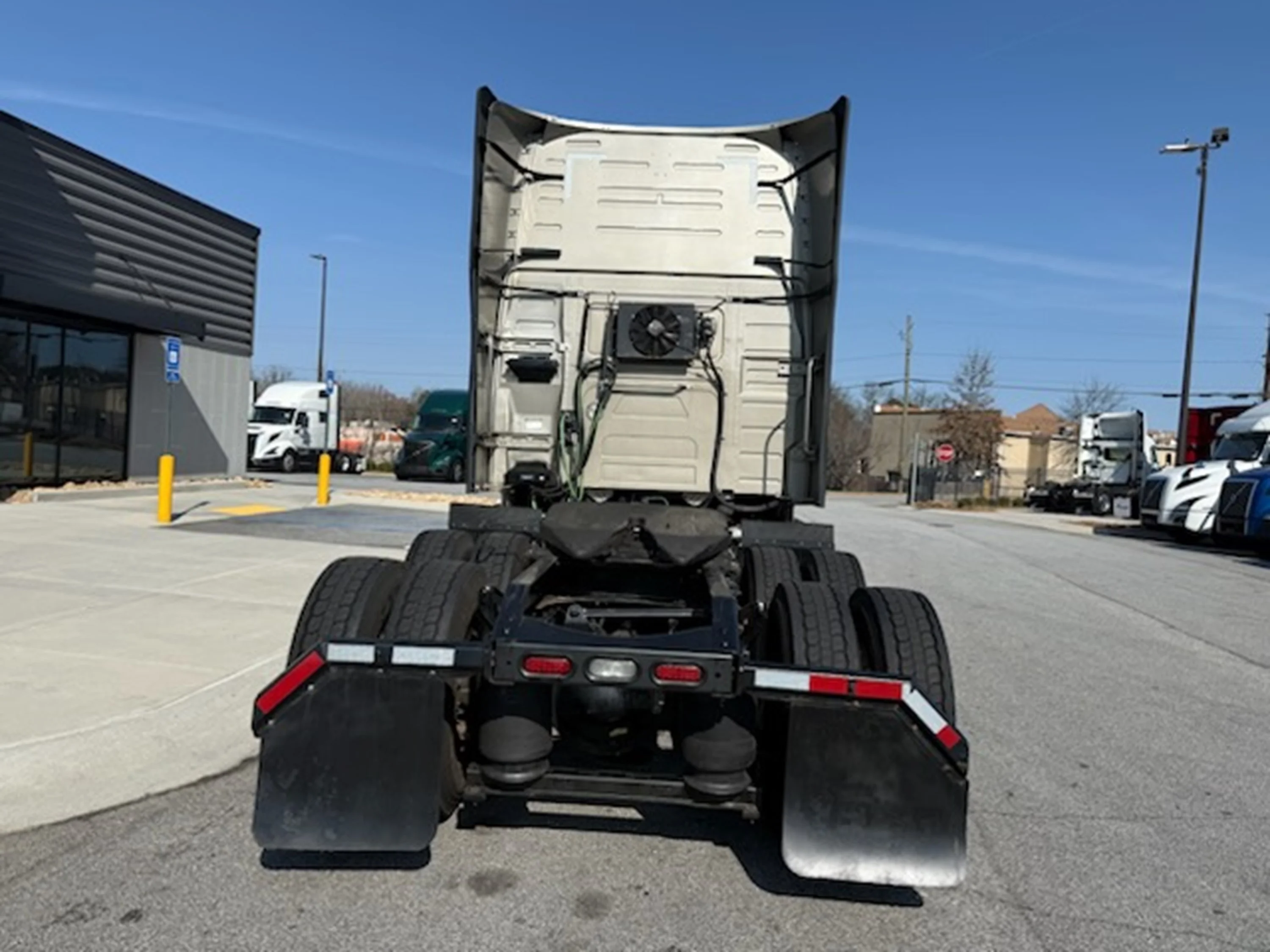 2022 Volvo VNL 760 - image 4