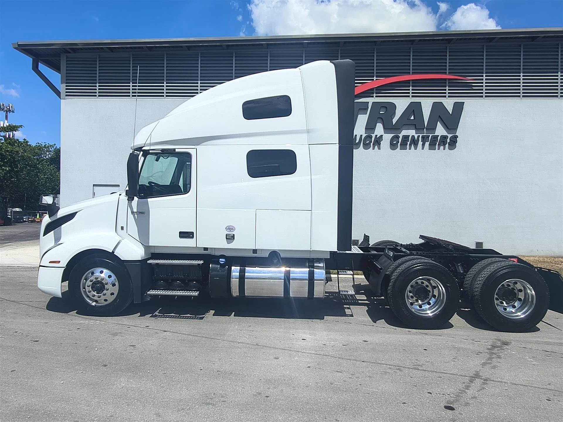 2022 Volvo VNL 760 in Orlando, FL — photo 7