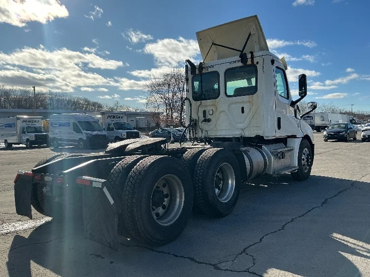 2019 Freightliner Cascadia in Hazleton, PA — photo 7