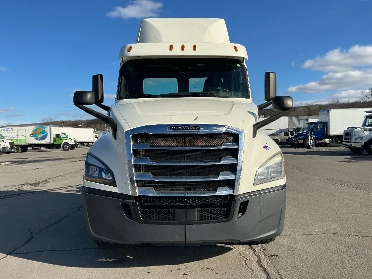 2019 Freightliner Cascadia in Hazleton, PA — photo 2