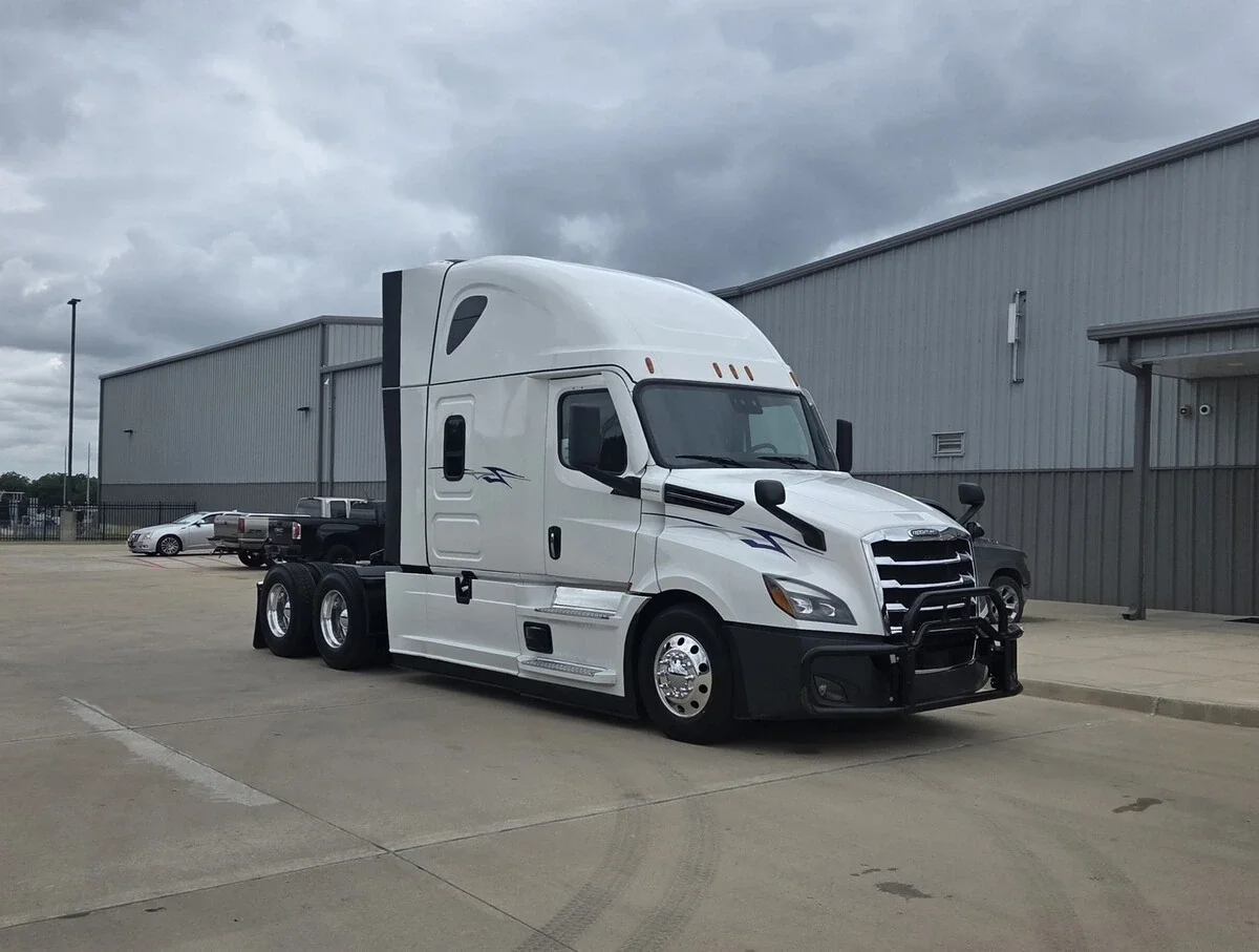 2025 Freightliner Cascadia — photo 3