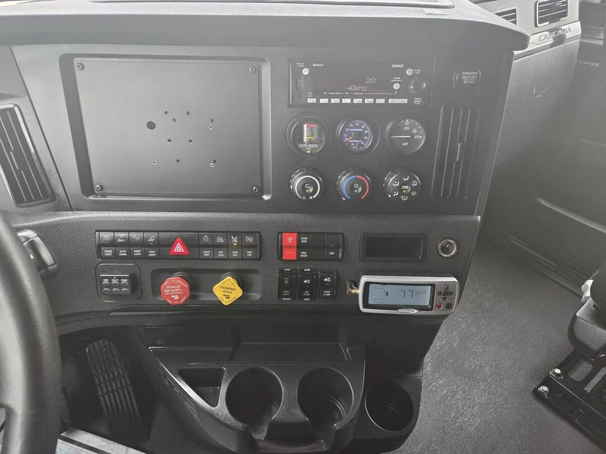 2025 Freightliner Cascadia — photo 10
