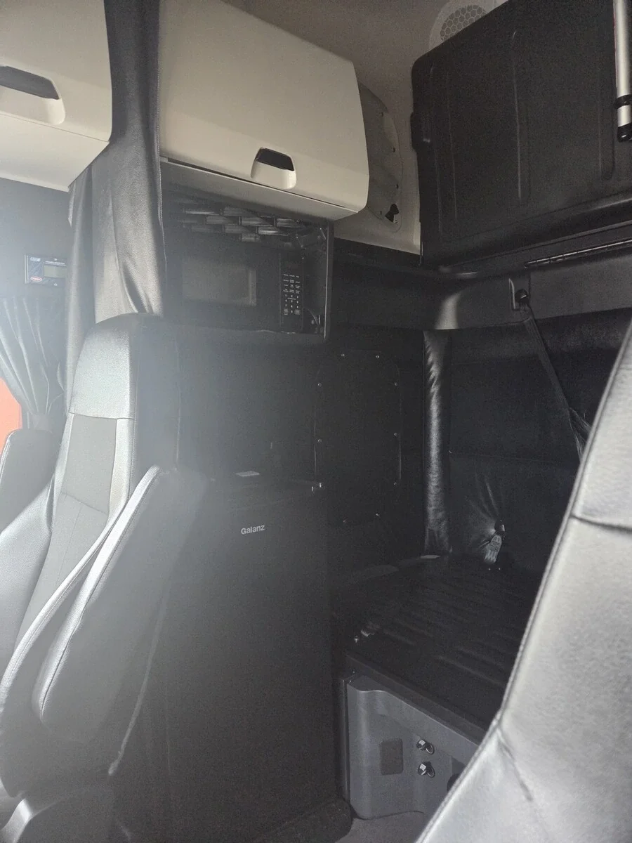 2025 Freightliner Cascadia — photo 11