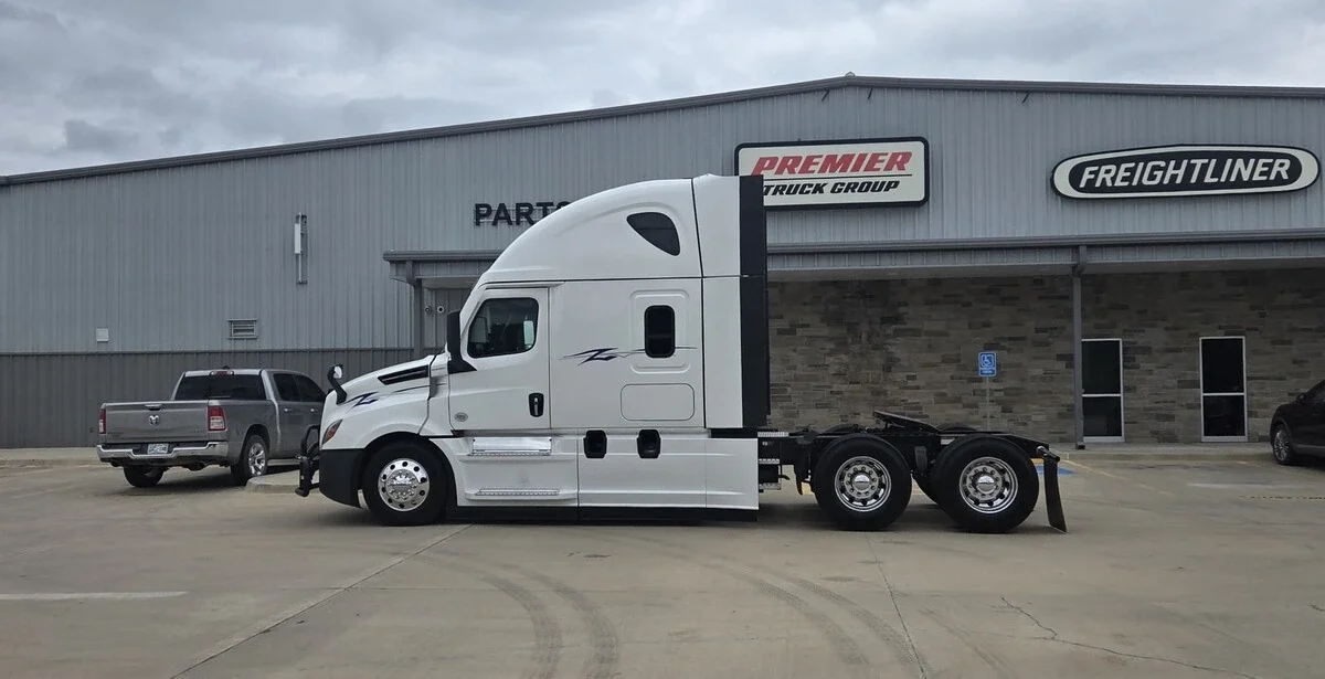 2025 Freightliner Cascadia — photo 8