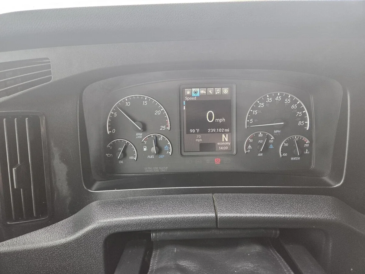 2025 Freightliner Cascadia — photo 9