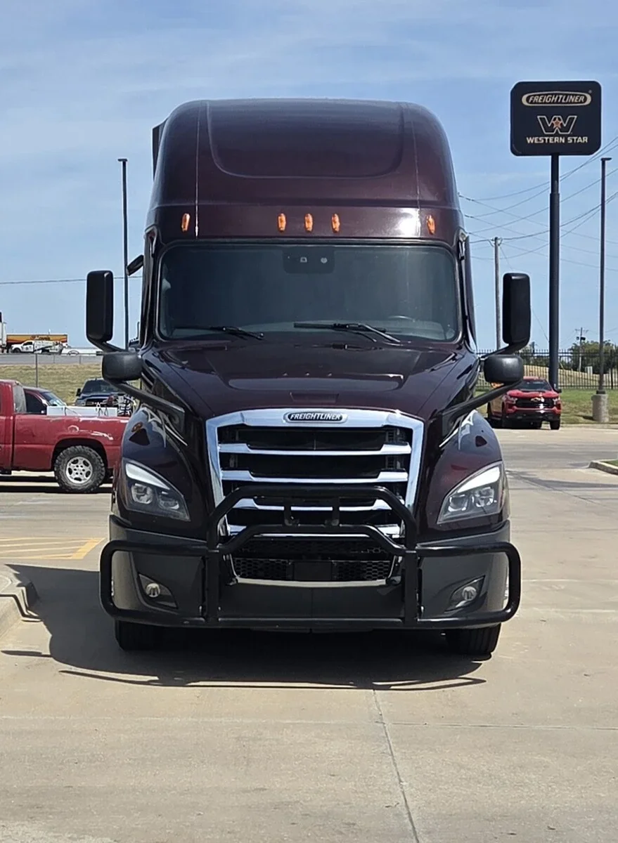 2025 Freightliner Cascadia — photo 2