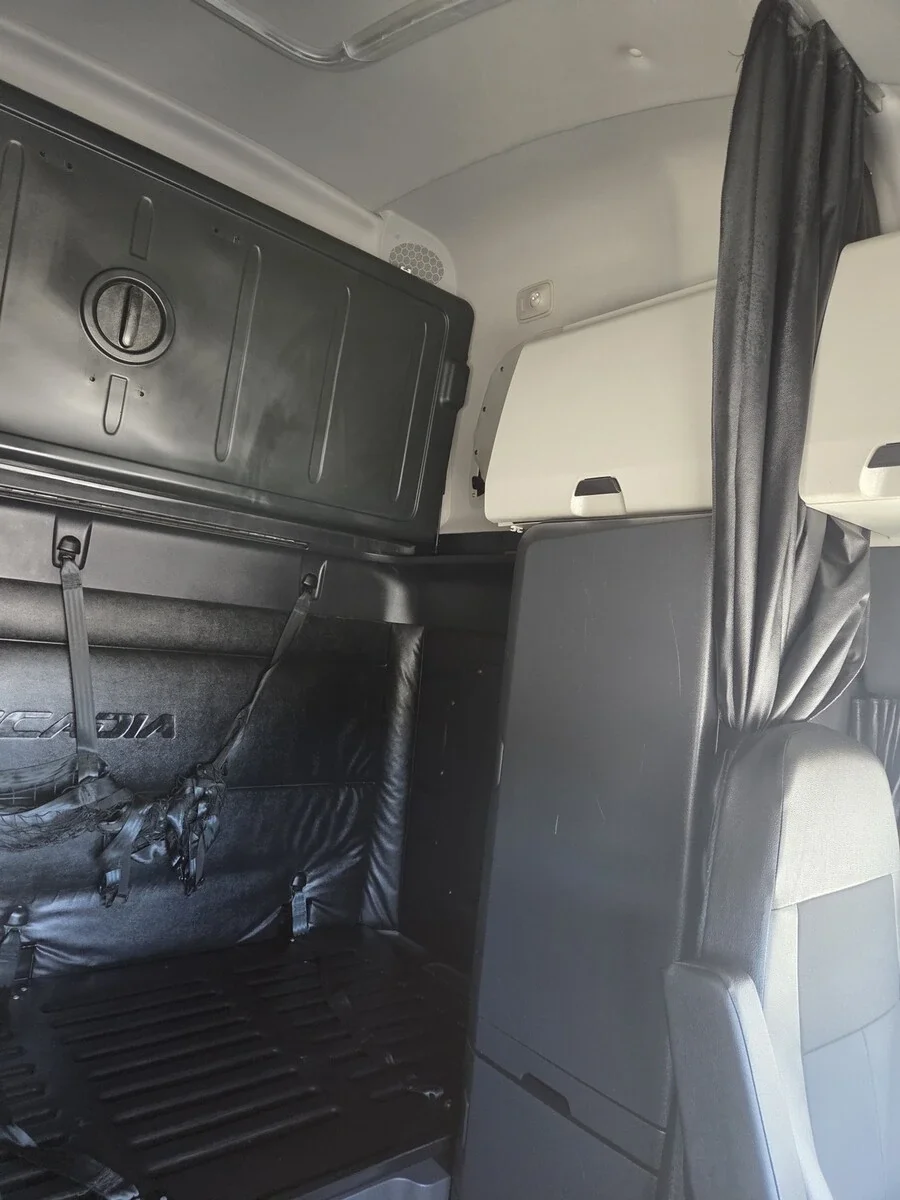 2025 Freightliner Cascadia — photo 12