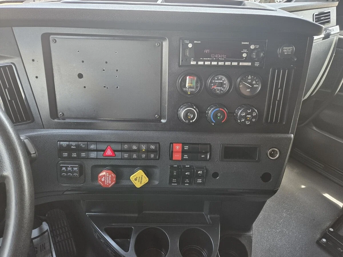 2025 Freightliner Cascadia — photo 10