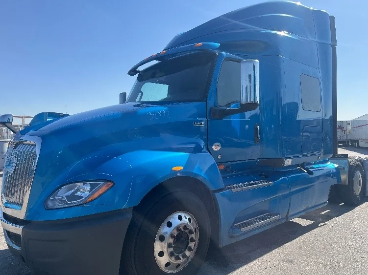 2020 International LT - image 3