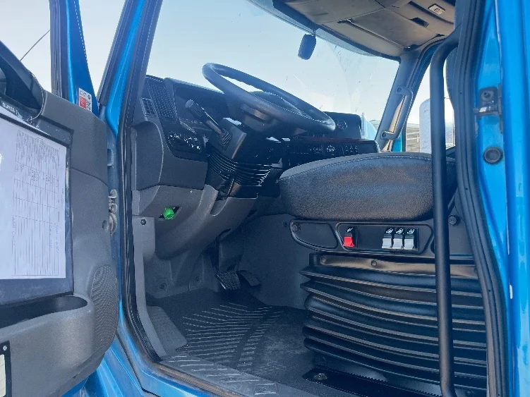 2020 International LT - image 9