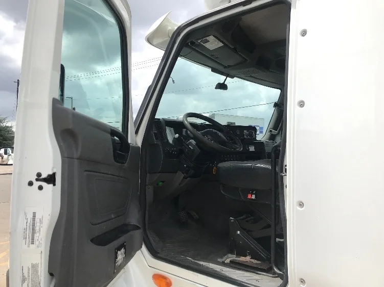 2018 International LT - image 9