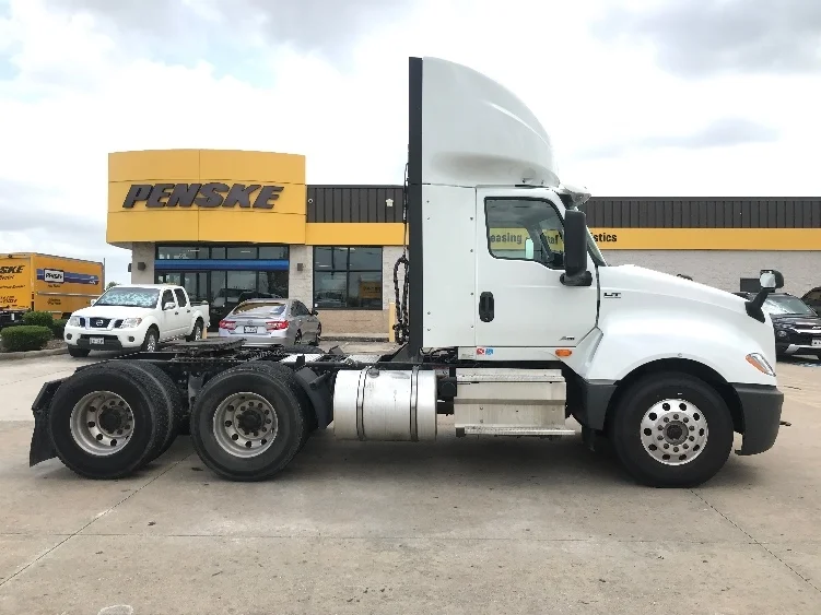 2018 International LT - image 8