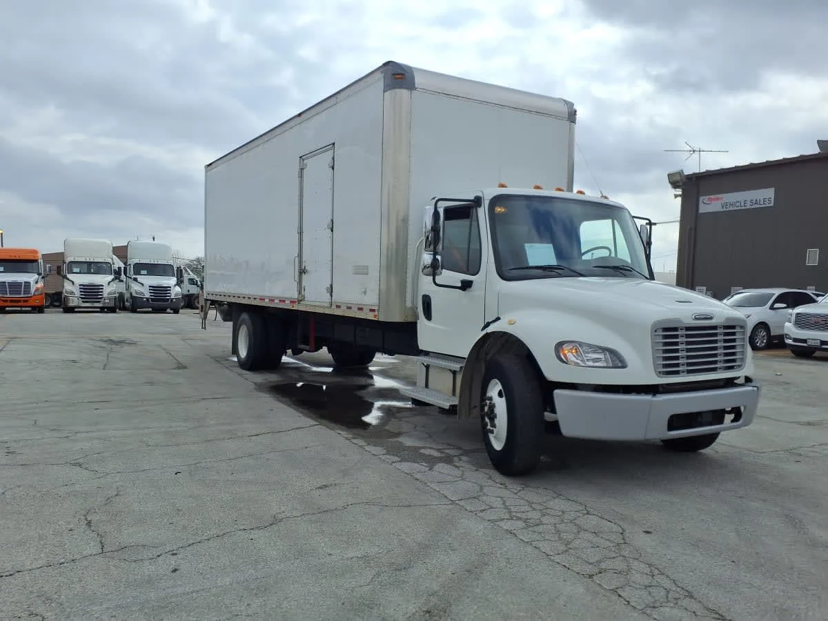 2019 Freightliner M2 106 in Fort Worth, TX — photo 3