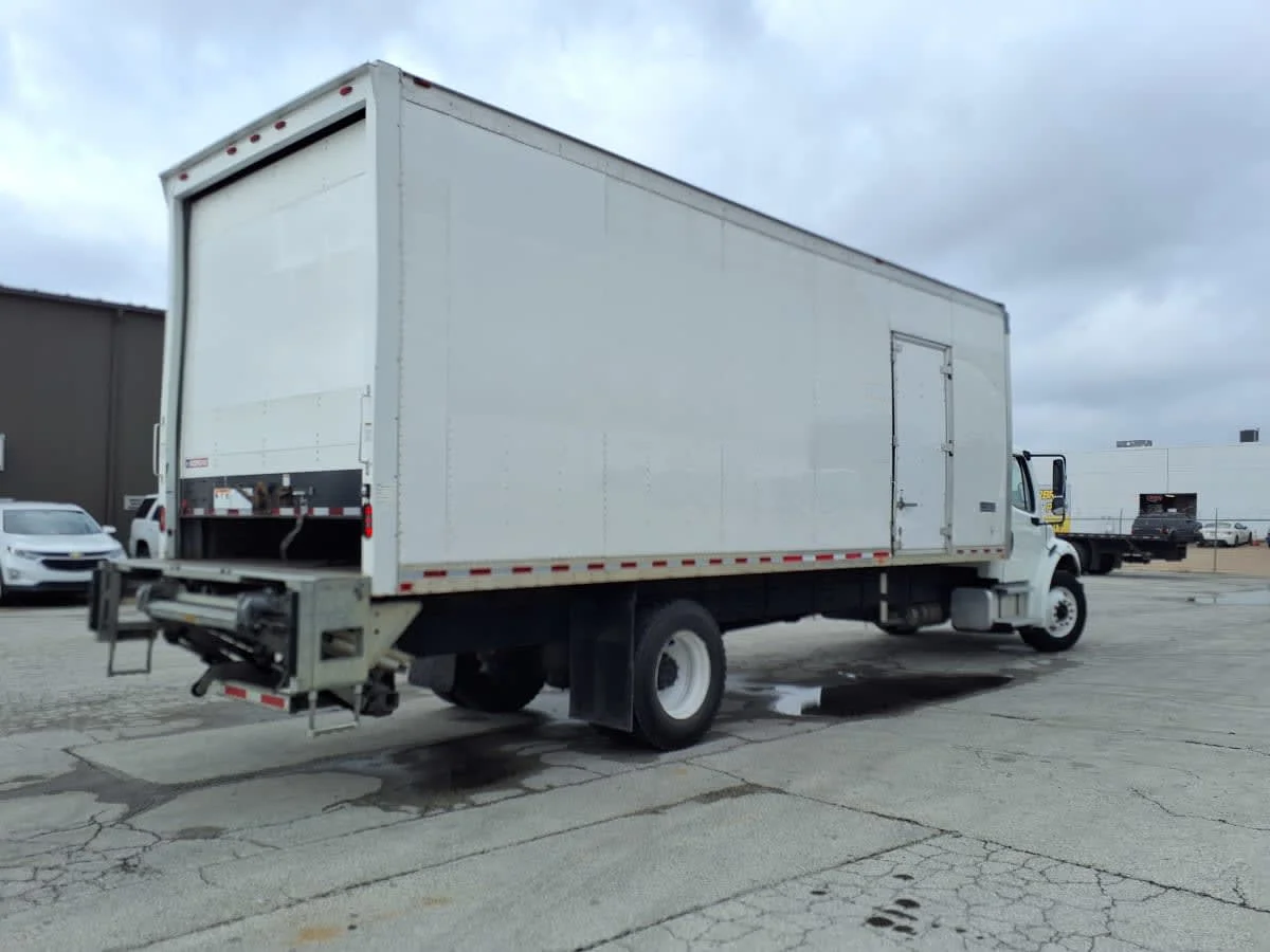 2019 Freightliner M2 106 in Fort Worth, TX — photo 4