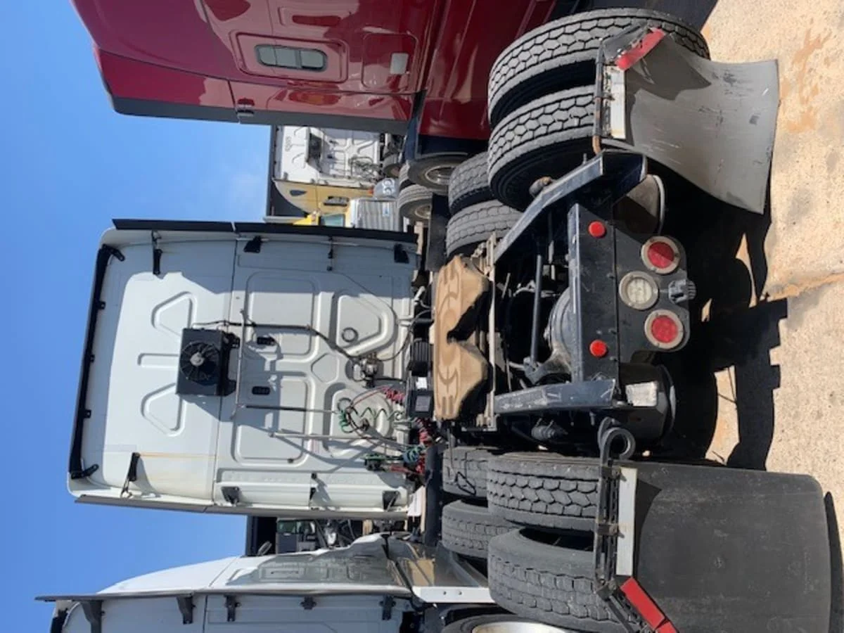 2019 Freightliner Cascadia - image 5