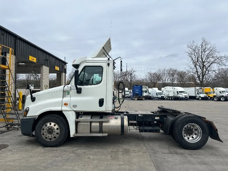 2020 Freightliner Cascadia in Indianapolis, IN — photo 4