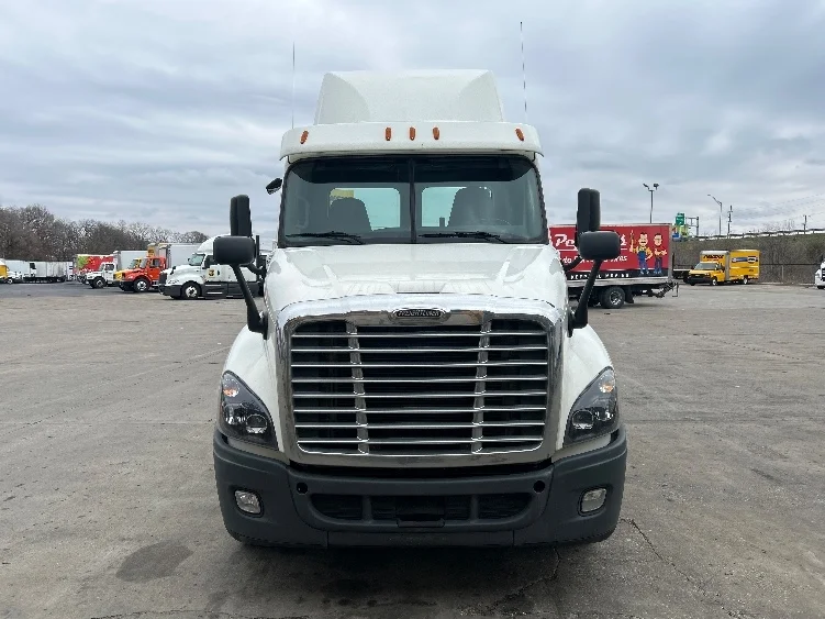 2020 Freightliner Cascadia in Indianapolis, IN — photo 2
