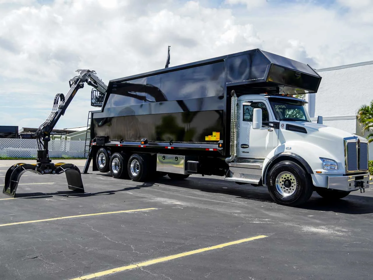 2025 Kenworth T880