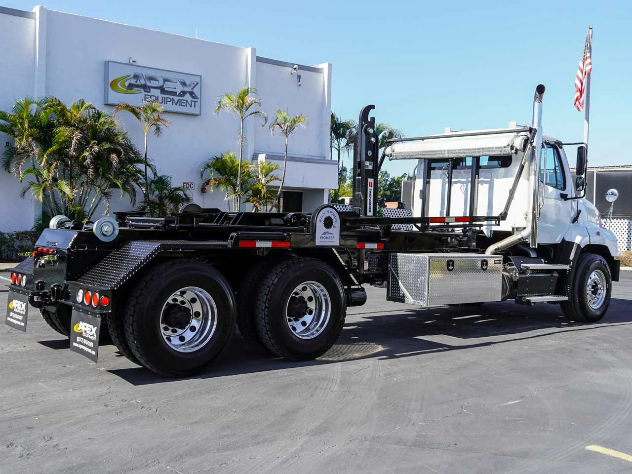 2025 Freightliner M2 106 — photo 3