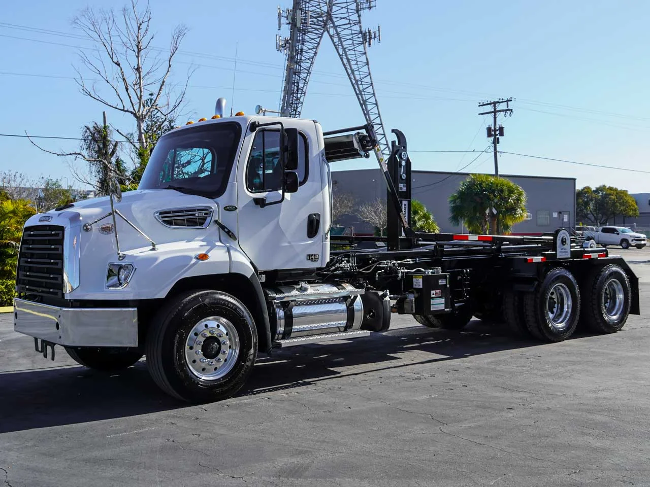 2025 Freightliner M2 106 — photo 2