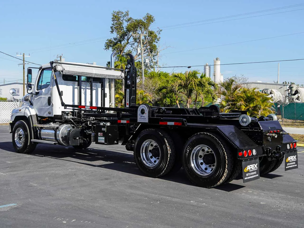 2025 Freightliner M2 106 — photo 4