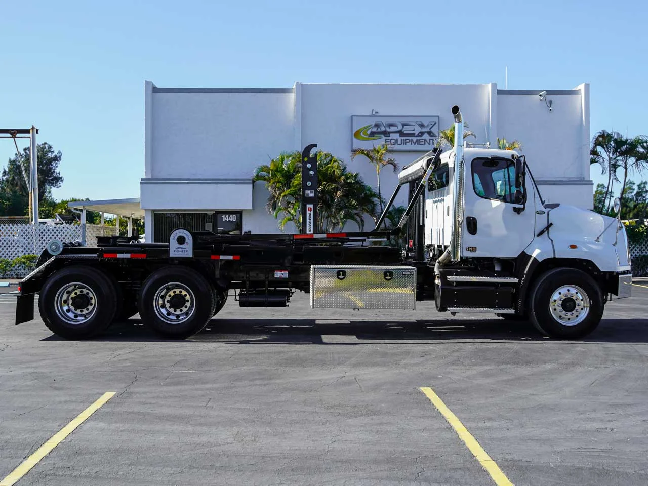 2025 Freightliner M2 106 — photo 5