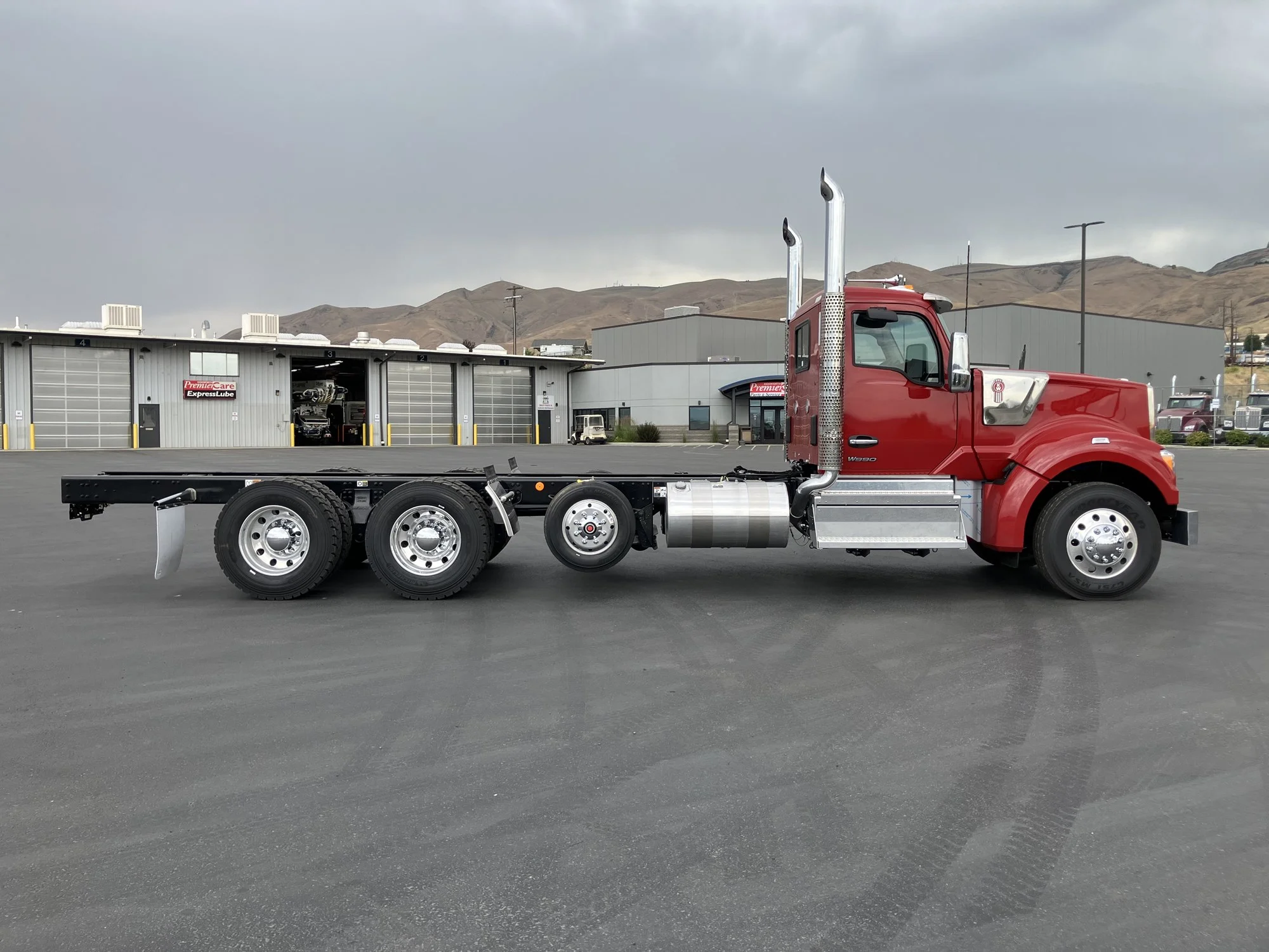2026 Kenworth W990 - image 3