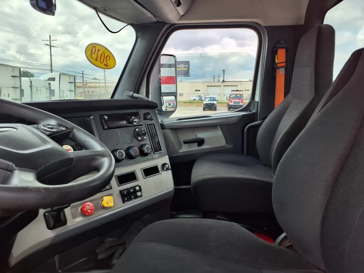 2019 Freightliner Cascadia in Cleveland, OH — photo 7