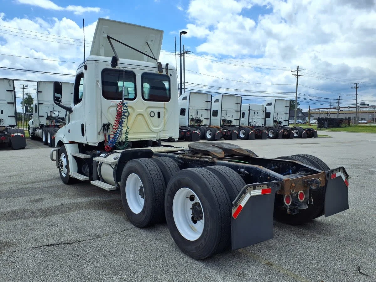 2019 Freightliner Cascadia in Cleveland, OH — photo 6