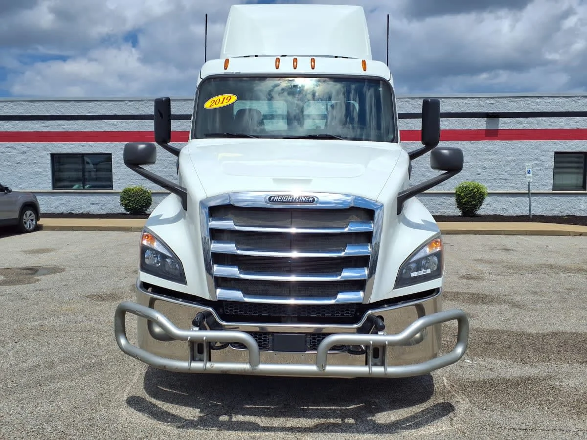 2019 Freightliner Cascadia in Cleveland, OH — photo 2