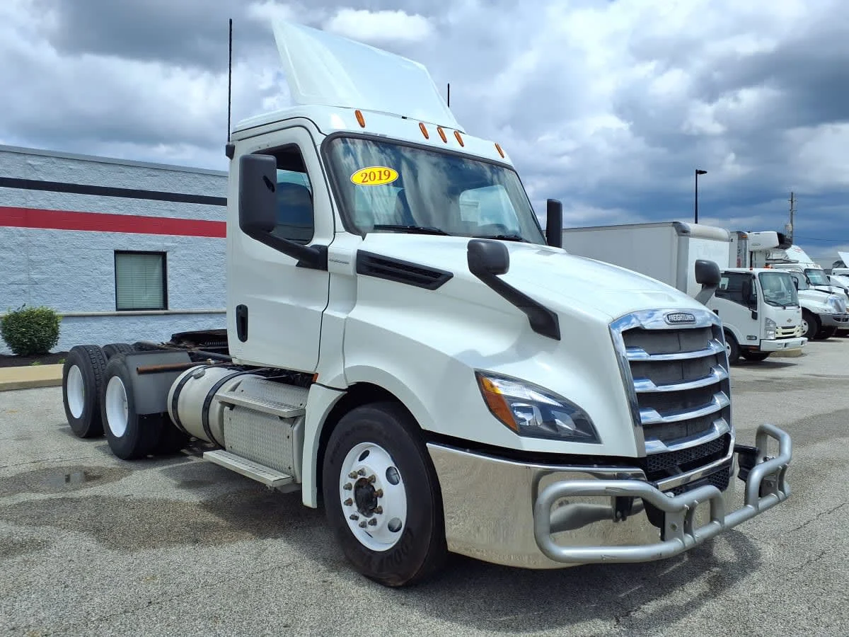 2019 Freightliner Cascadia in Cleveland, OH — photo 3