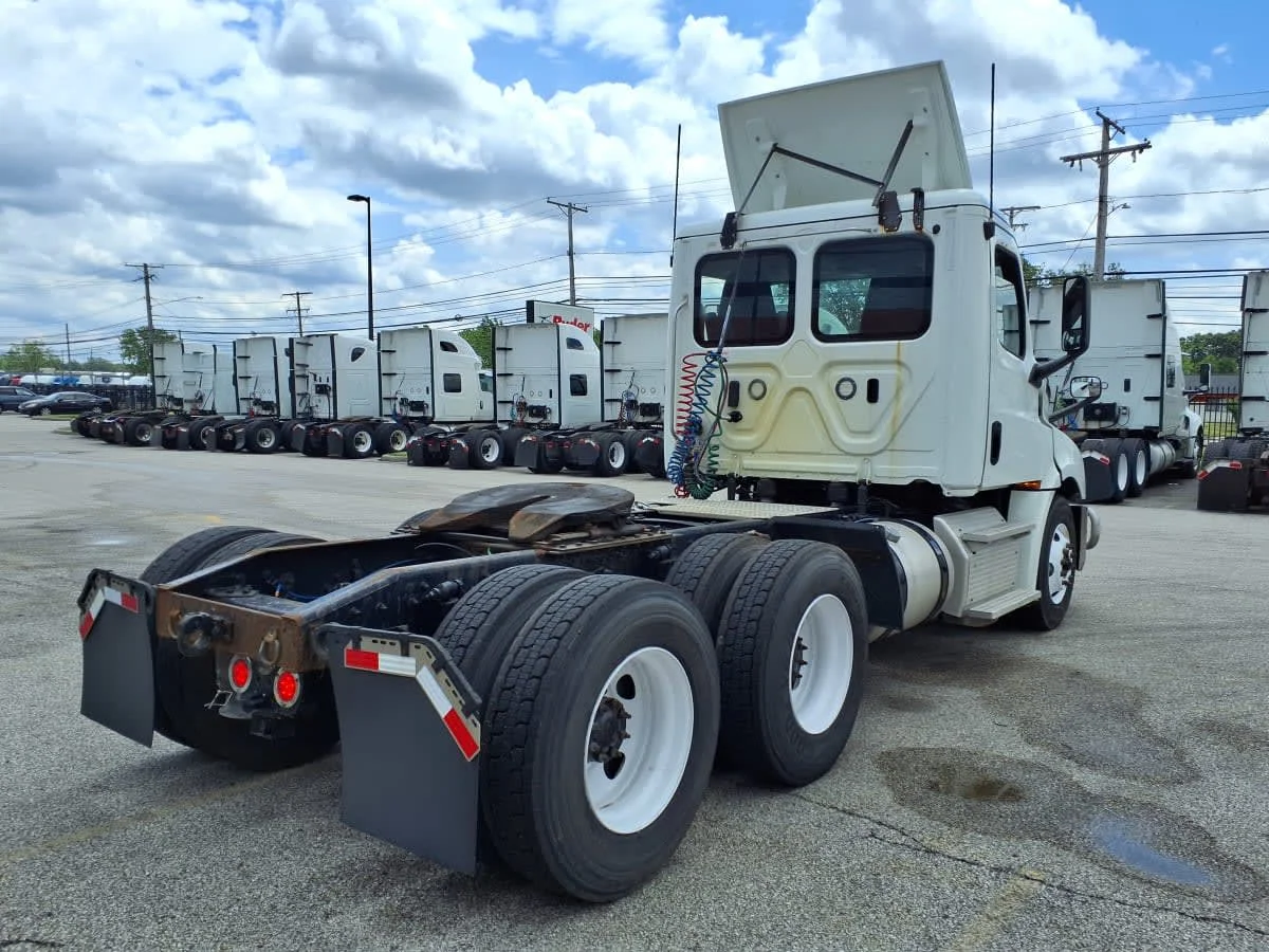 2019 Freightliner Cascadia in Cleveland, OH — photo 4