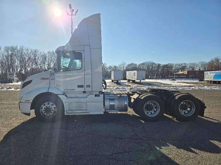 2020 Volvo VNR 640 - image 4